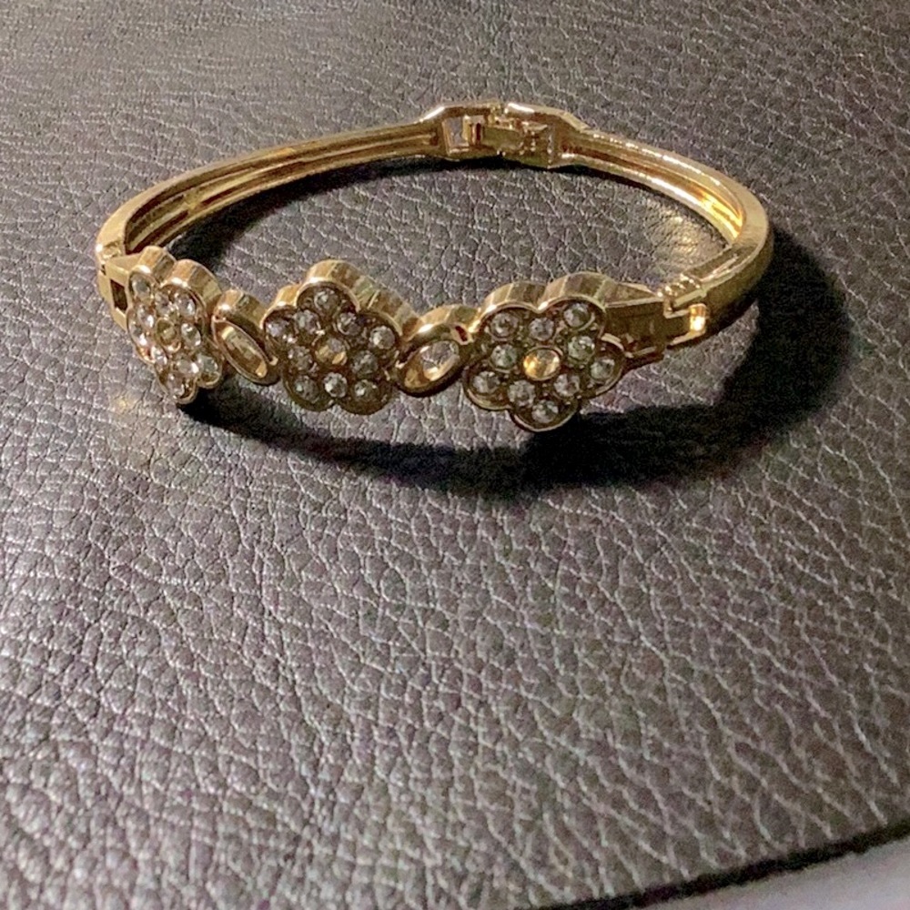 Gold Three Flowers Zirconia Stones Bracelet